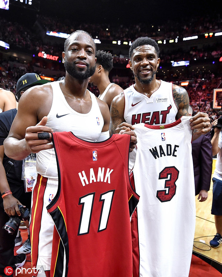 克罗斯：绿茵场上的精准指挥官（克罗斯：中场的精密调度师）