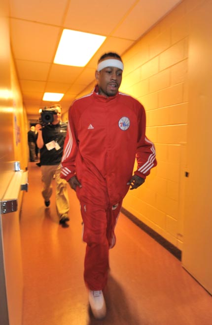 差1板三双！吉迪12中6拿到19分9板12助2断（吉迪12投6中砍下19分9篮板12助攻2抢断，距三双仅差一板）